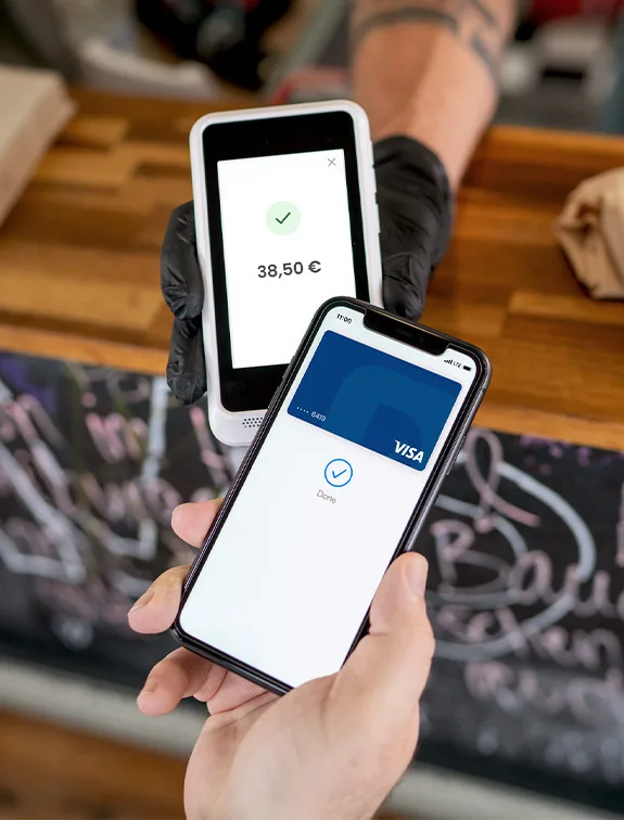 Gros plan d'un paiement sans contact avec un smartphone sur un terminal de paiement ; paiement de 38,50 € confirmé.