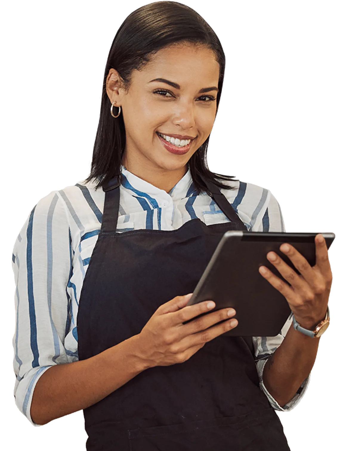 Une serveuse en blouse rayée et tablier tient une tablette et sourit à la caméra.