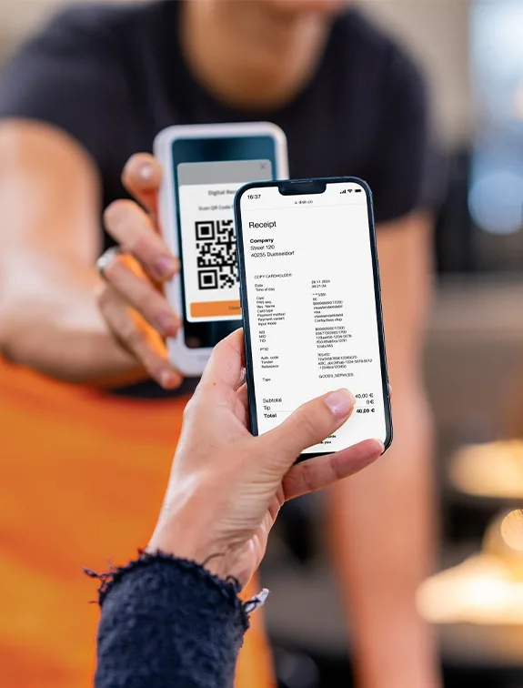 Kunde scannt einen digitalen Kassenbon-QR-Code mit dem Smartphone im Café.
