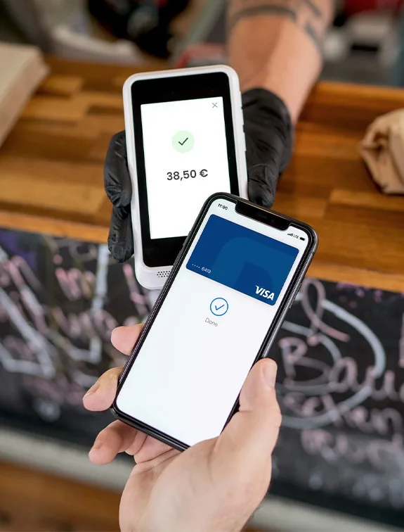 Nahaufnahme einer kontaktlosen Zahlung mit Smartphone an einem Bezahlterminal; Zahlung über 38,50 € bestätigt.