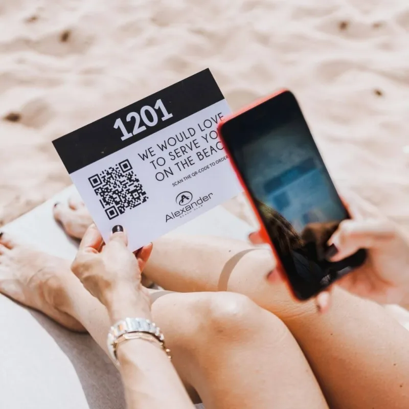 Zelf bestellen via QR‑code bij een strandpaviljoen, ideaal voor drukke zomerdagen met DISH