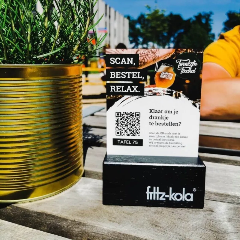 QR‑bestellen op terras van een vakantiepark, waarbij gasten zelf drinken en eten bestellen met DISH