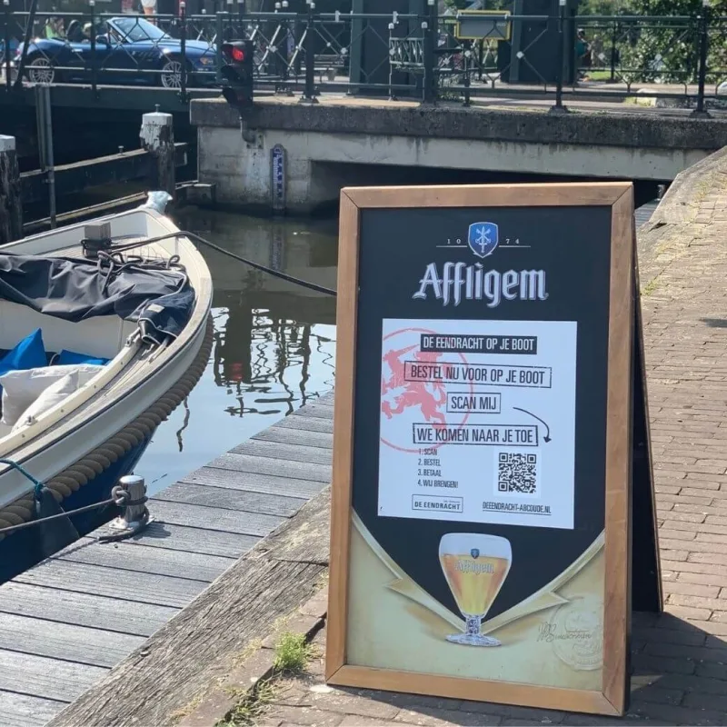 QR‑bestellen aan boord van een boot, waar gasten eenvoudig eten en drinken bestellen met DISH