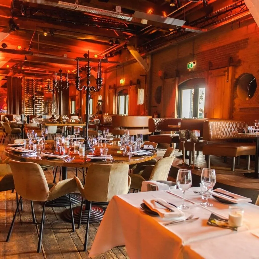 Restaurant tafels opgedekt sfeer