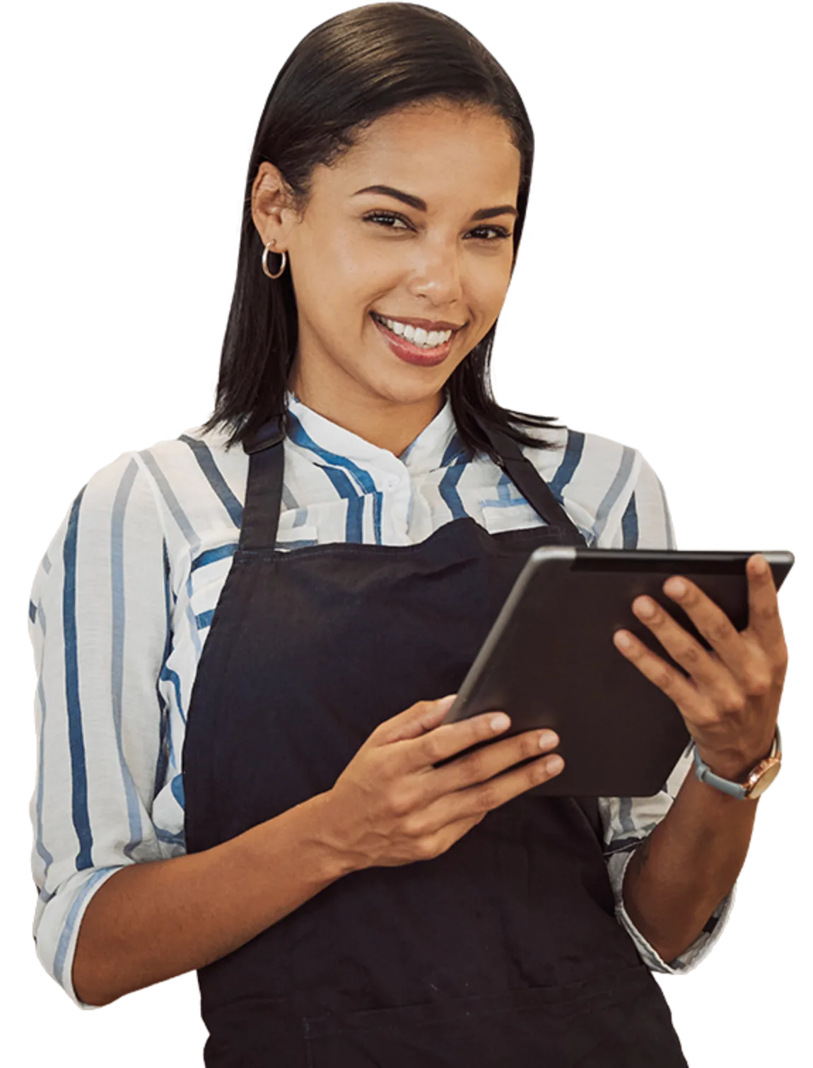 Empregada de mesa com uma blusa às riscas e avental segura um tablet e sorri para a câmara.
