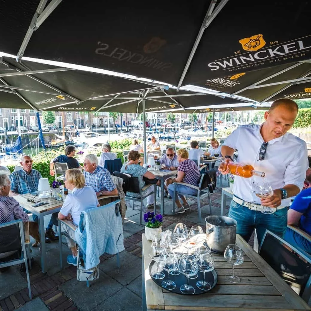 De werf terras mensen