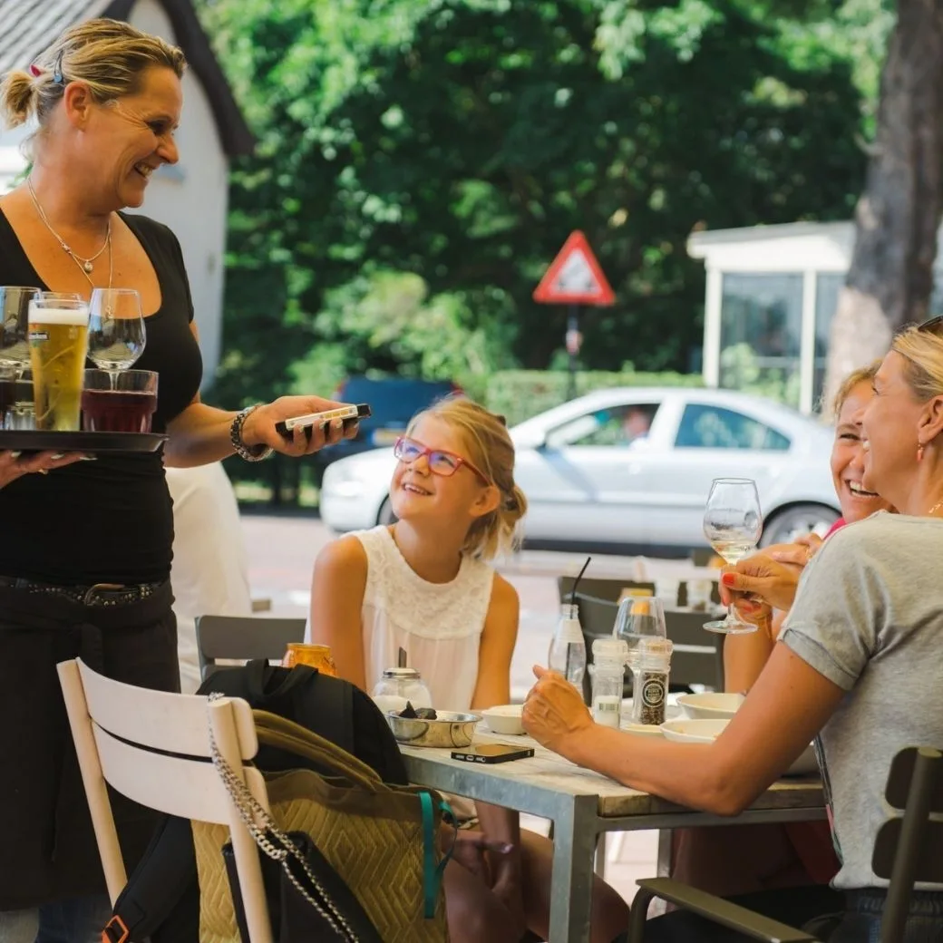Brasserie terras gasten bediening